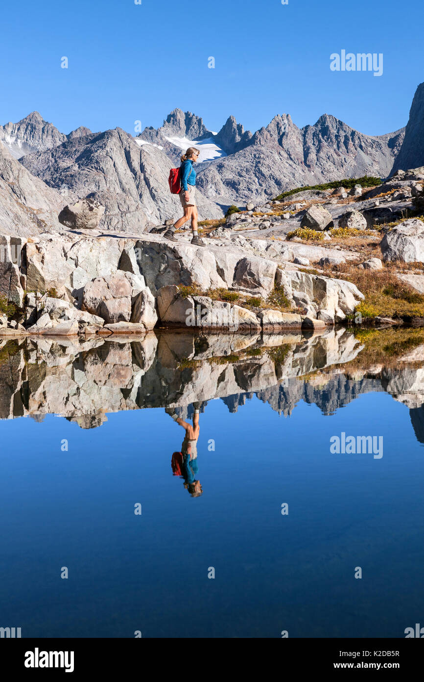 Escursionista esplorare il lago di montagna nel bacino Titcomb, Wind River Range, Bridger deserto, Bridger National Forest, Wyoming negli Stati Uniti. Settembre 2015. Modello rilasciato. Foto Stock
