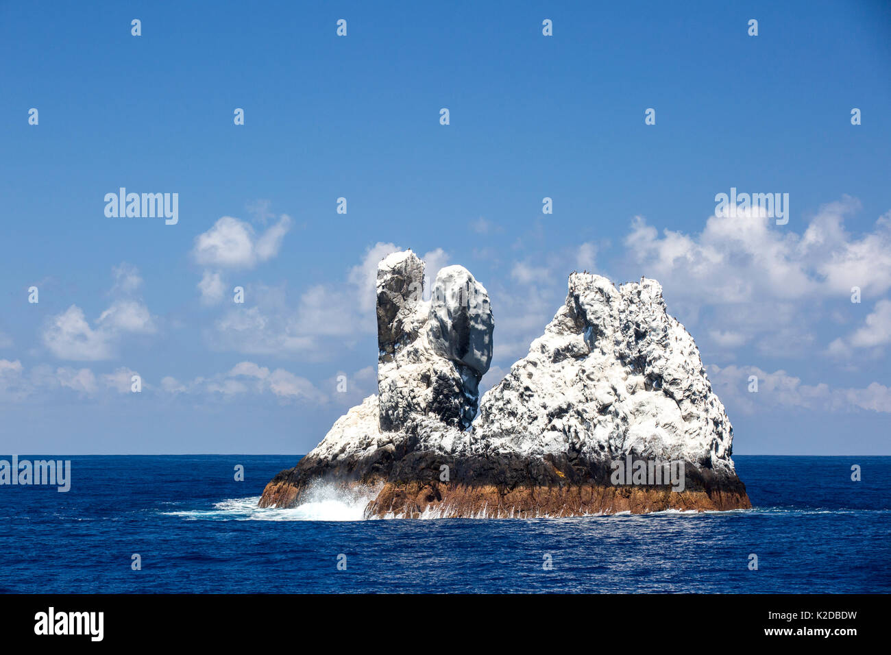 Roca Partida, una piccola isola di roccia ricoperti di bianco di guano di uccelli in Revillagigedo Arcipelago Riserva della biosfera, isole Socorro, Messico occidentale Foto Stock