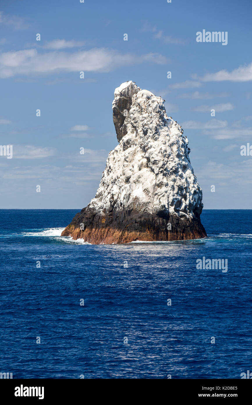 Roca Partida, una piccola isola di roccia ricoperti di bianco di guano di uccelli in Revillagigedo Arcipelago Riserva della biosfera, isole Socorro, Messico occidentale Foto Stock