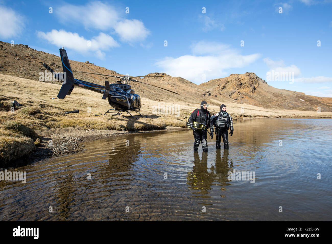 Heli-diving, entrare in acqua per un scouting immersioni in un lago di montagna, Islanda Foto Stock