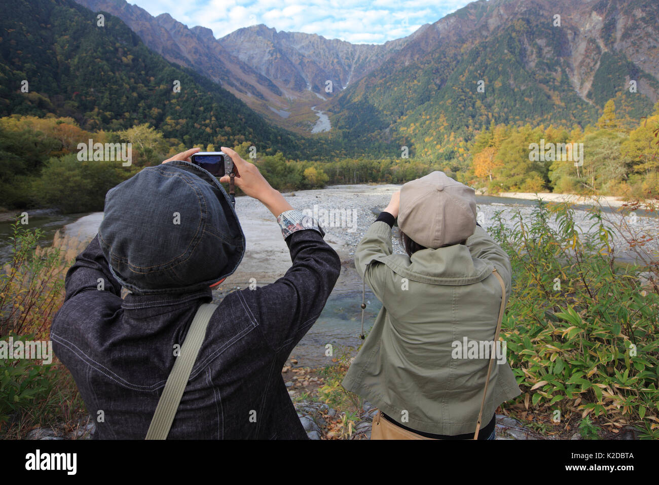 I turisti giapponesi in Alpi Giapponesi, guardando i colori autunnali, Valle di Kamikochi, Honshu, Giappone. Foto Stock