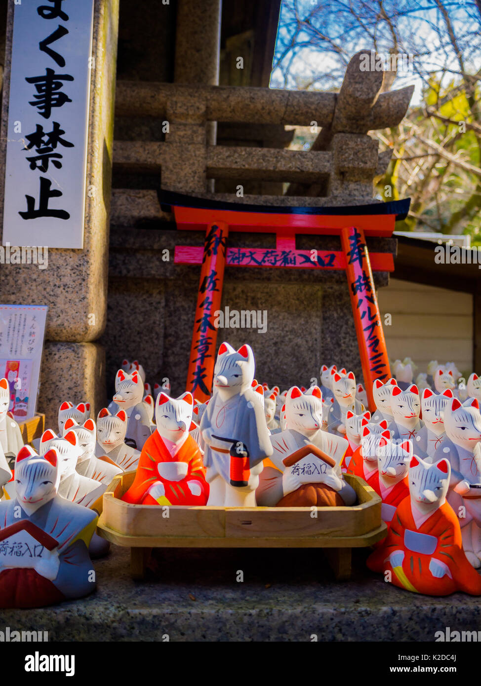 KYOTO, Giappone - Luglio 05, 2017: fila di piccoli in ceramica bianca di statue di coniglio, Okazaki santuario, Kyoto Foto Stock