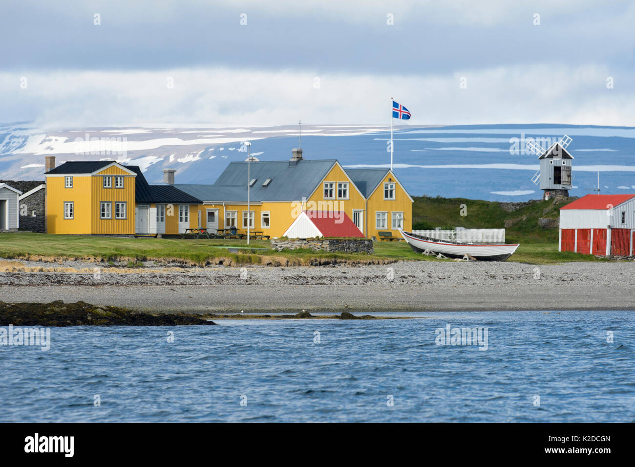 Vista degli edifici costiere sull isola di Vigur, Westfjords, Islanda. Luglio 2015. Foto Stock