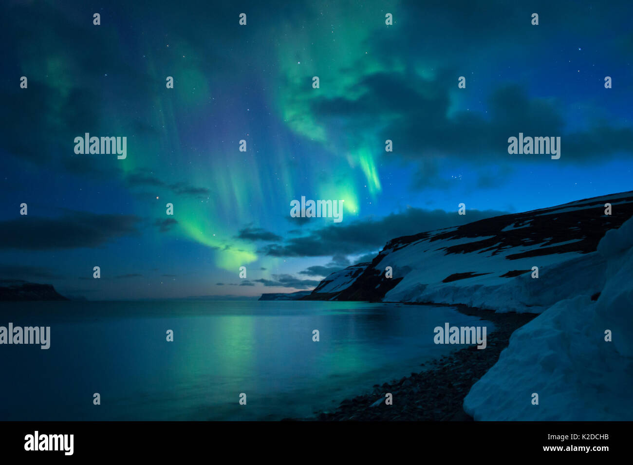 Aurora Boreale e costa al Hornstrandir, Islanda. Aprile 2016 Foto Stock