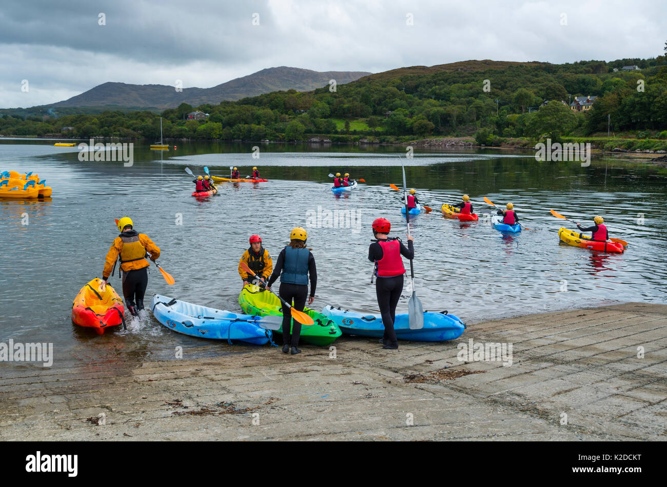 Donne kayak su Kenmare Bay, Ring of Kerry, Iveragh Peninsula, nella contea di Kerry, Irlanda, Europa. Settembre 2015. Foto Stock