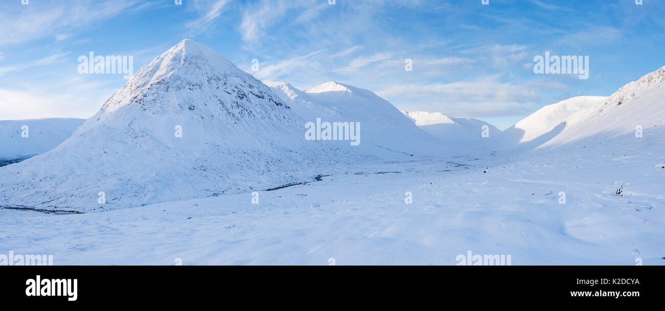 Panorama di Carn Toul e Lairig Ghru in pieno inverno, Mar Lodge Estate, Cairngorms, Highlands della Scozia, Regno Unito, Gennaio 2016. Foto Stock