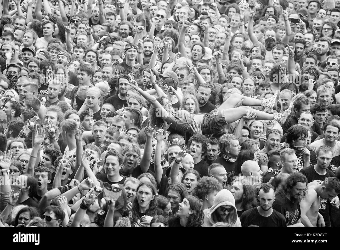 Kostrzyn, Polonia - 05 agosto 2017: le persone si divertono a un concerto in occasione del XXIII Festival di Woodstock in Polonia. Foto Stock