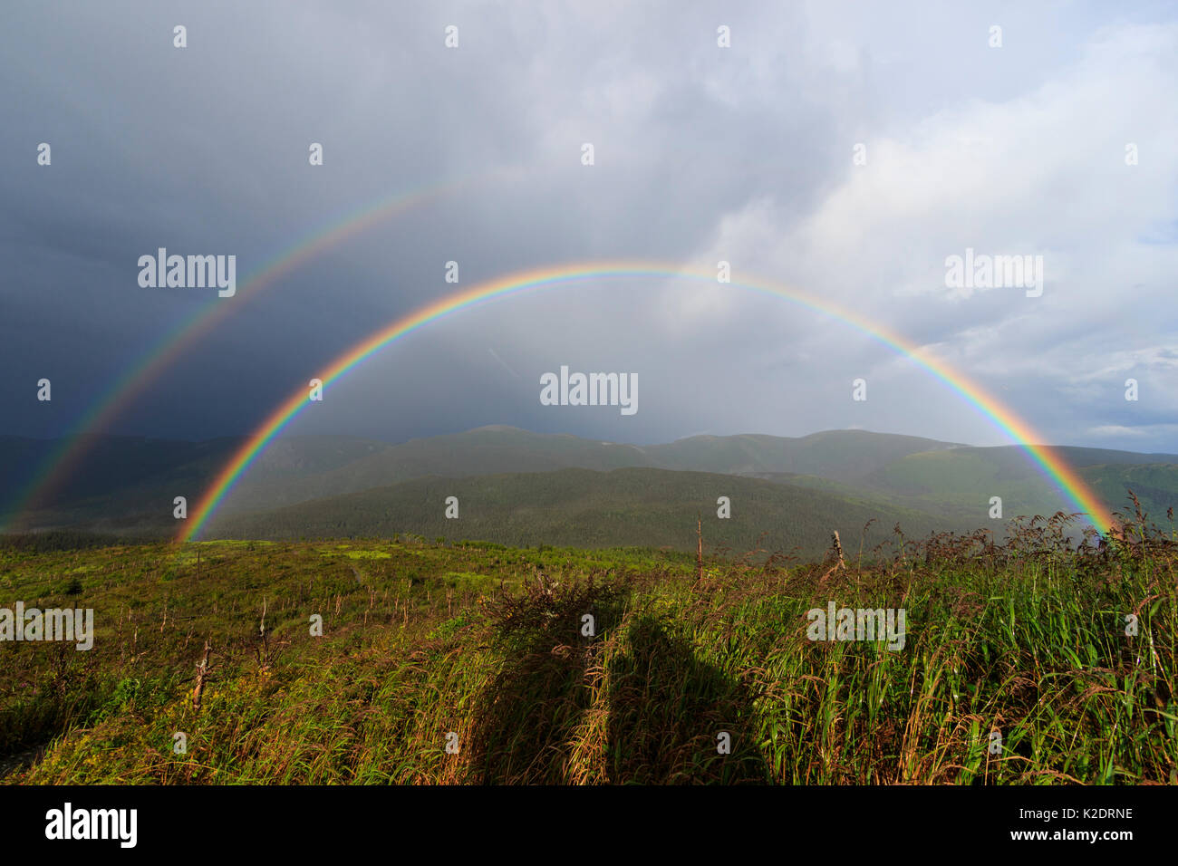 Arcobaleno in vetta del Mont Ernest Laforce nel Parc National de la Gaspesie con gamme della montagna in background Foto Stock