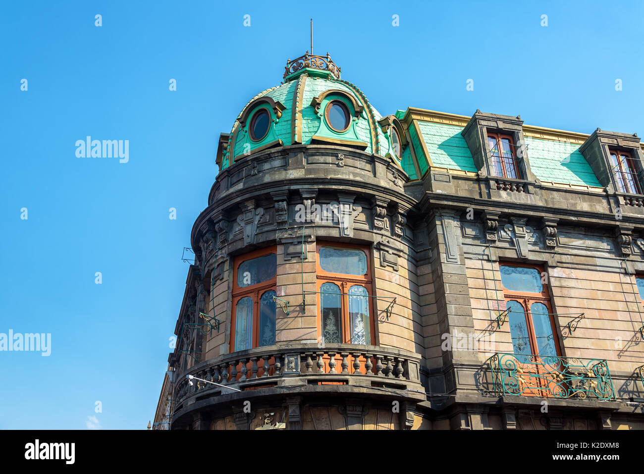 Edificio storico a Puebla, in Messico con un tetto verde Foto Stock