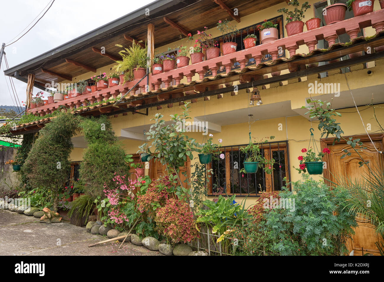 Giugno 8, 2017 Baeza, Ecuador: la città di montagna è noto per i suoi piccoli ccolorful centro storico con asse di legno case e come gateway per l avvento Foto Stock