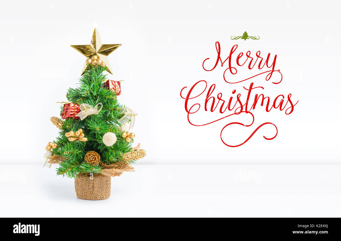 Natale e decorare la sfera su bianco camera studio con buon Natale testo su sfondo,Holiday greeting card. Foto Stock