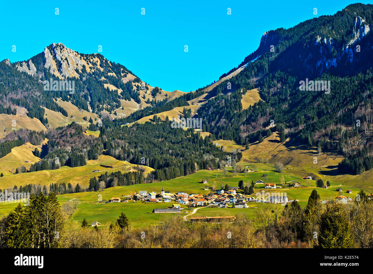 Il paesaggio della regione di La Gruyere con la località di Estavannens, Bas-Intyamon, Canton Friborg, Svizzera Foto Stock
