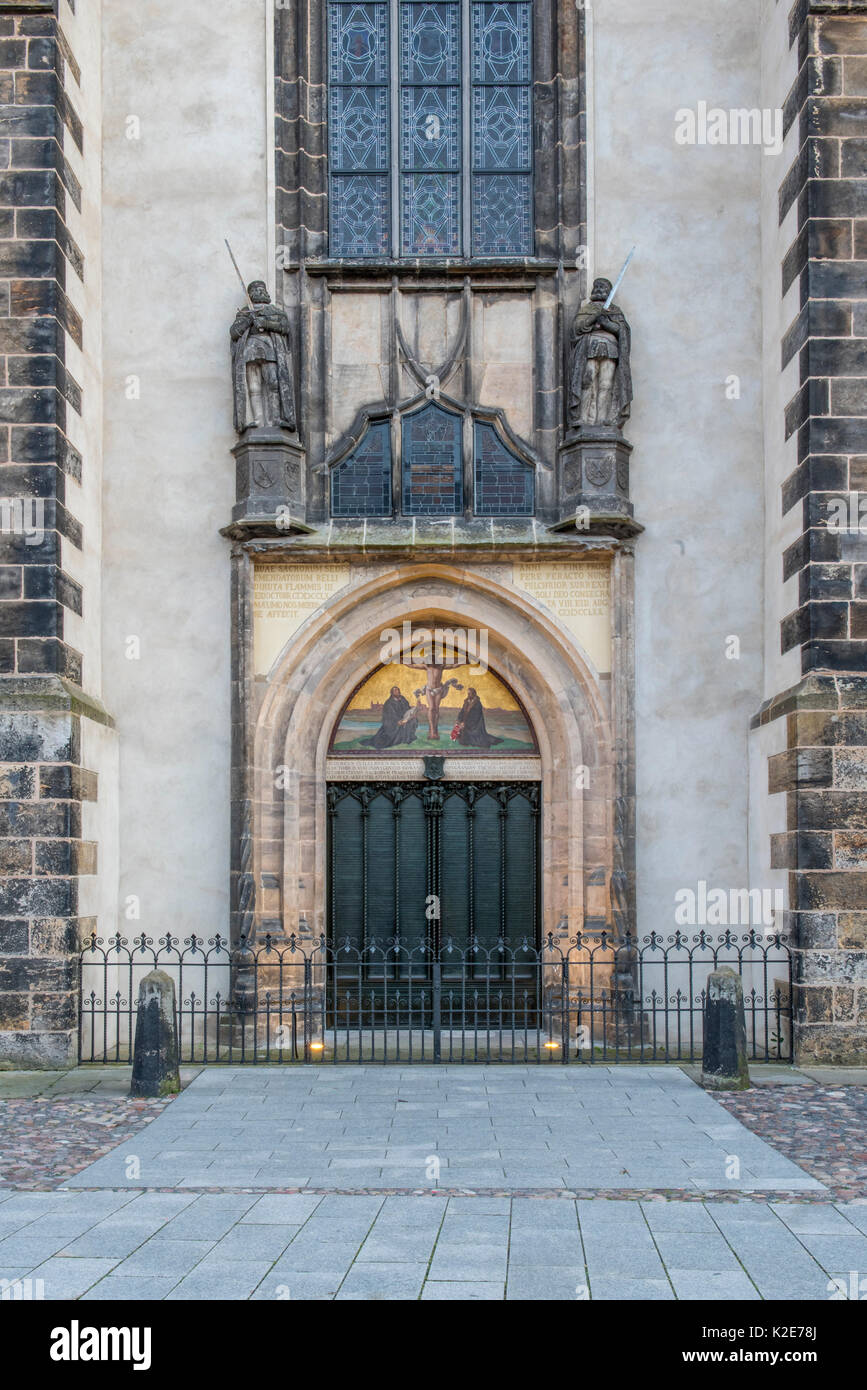 Tesi di laurea porta alla chiesa del castello, la città di Lutero Wittenberg, Sassonia-Anhalt, Germania Foto Stock