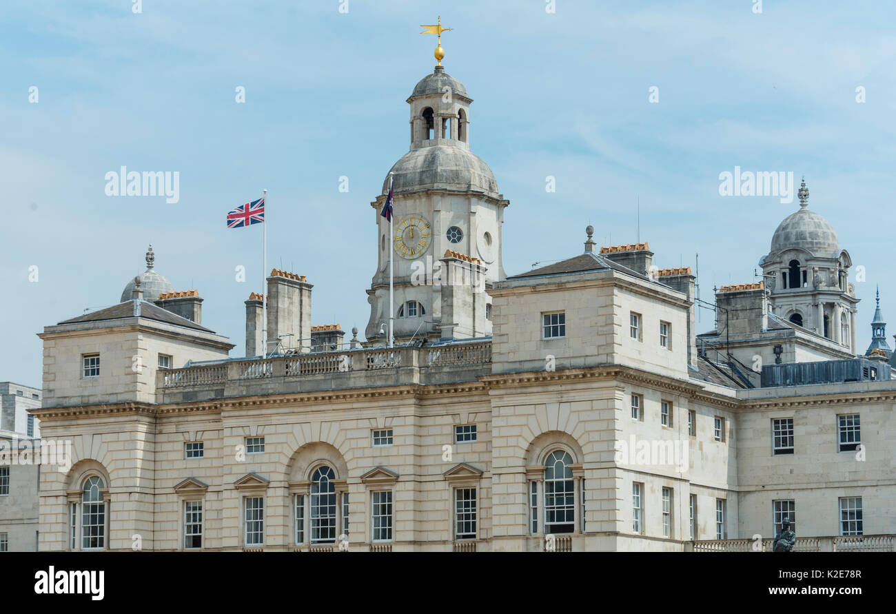 Gli edifici del governo con la bandiera britannica, Whitehall, Westminster, London, England, Regno Unito Foto Stock