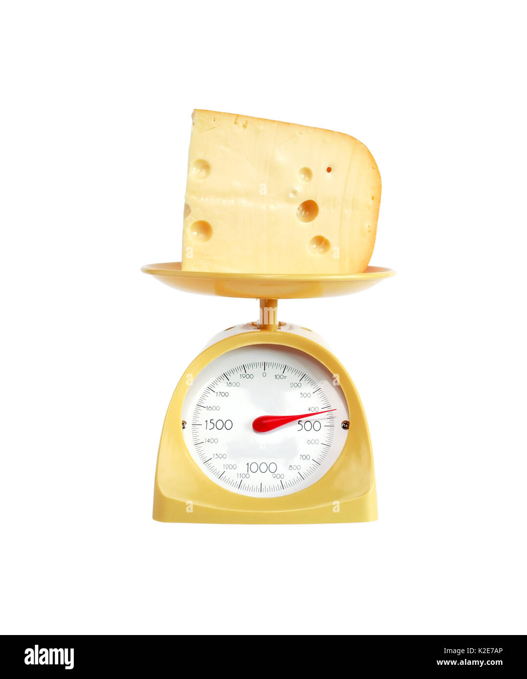 Pezzo di formaggio che giace sul bel giallo bilancia da cucina. Isolato su bianco con tracciato di ritaglio Foto Stock