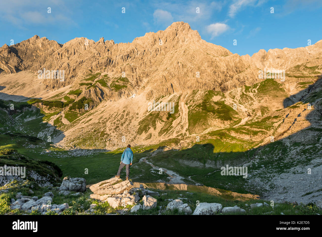 Gli escursionisti sulle rocce, montagne nella luce della sera, Glasfelderkopf a sinistra, Fuchskarspitze al centro, del lago alla Foto Stock