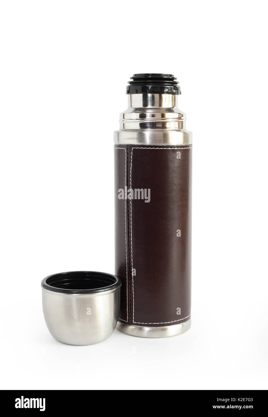 Moderno in acciaio thermos con armatura in pelle. isolato su bianco con tracciato di ritaglio Foto Stock