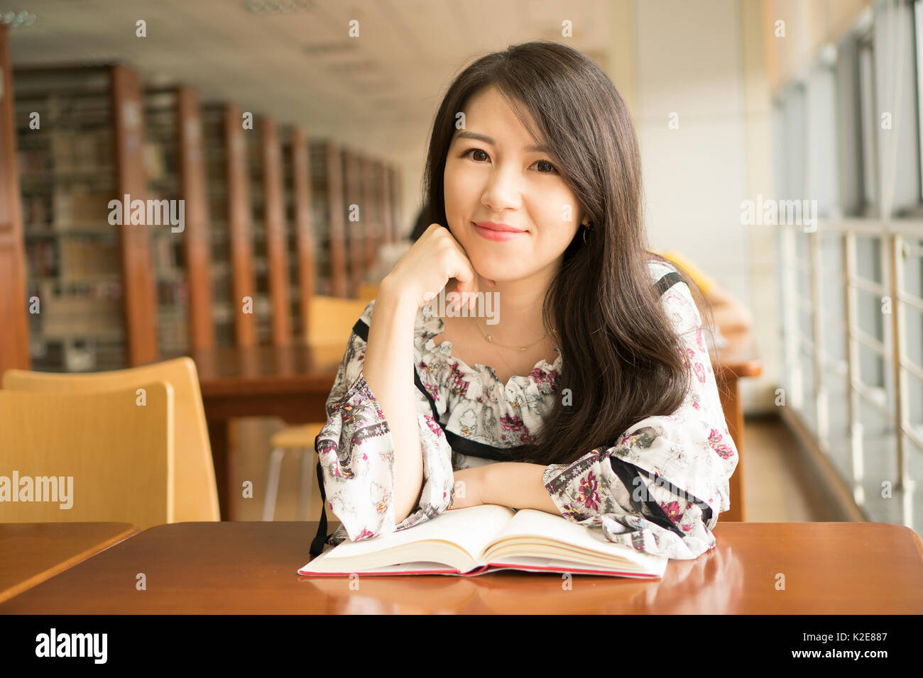 Giovane e belle ragazze asiatiche in libreria Foto Stock
