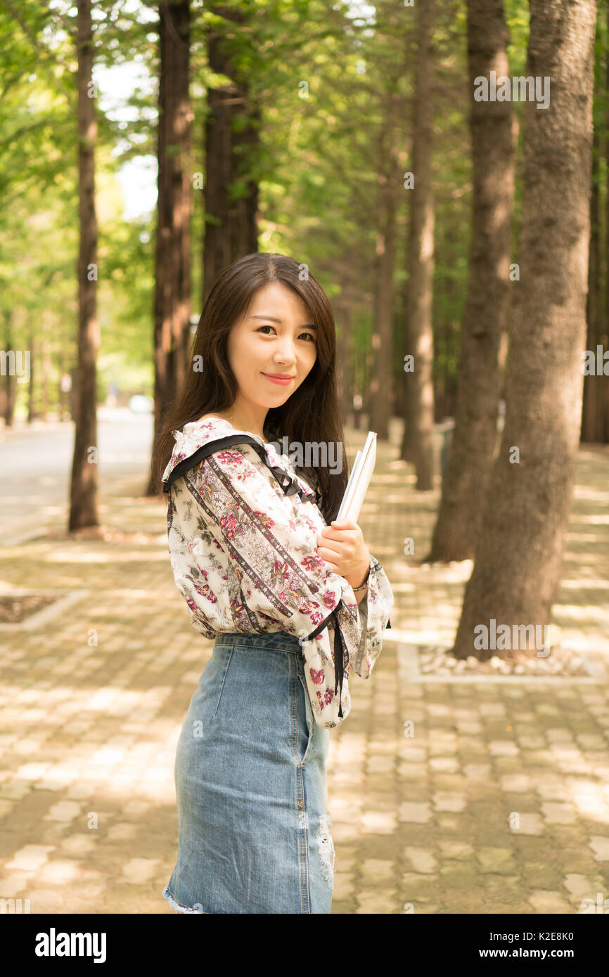 Giovane e belle ragazze asiatiche nel bosco Foto Stock