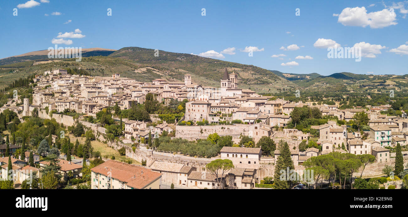 Spello, una delle più belle piccole città d'Italia. Drone vista aerea del villaggio Foto Stock