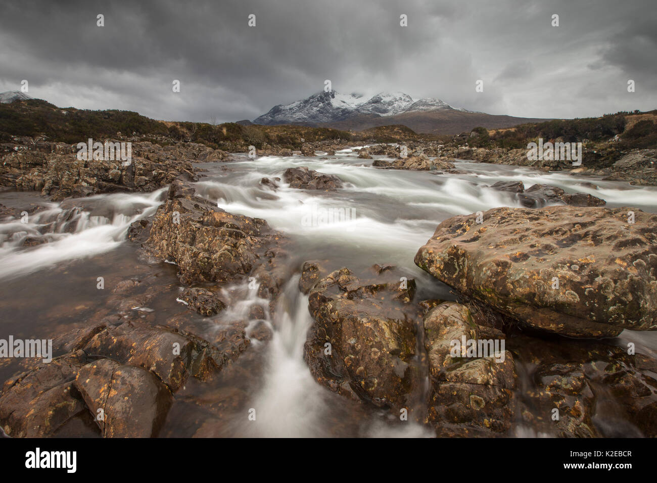 Fiume Sligachan nel tardo inverno, Skye, Scozia, marzo 2014. Foto Stock