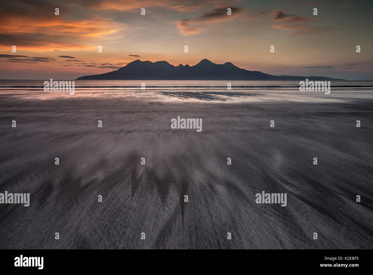 Twilight presso la baia di Laig, Isola di Eigg verso l Isola di Rum, Ebridi Interne, Scozia, aprile 2014. Foto Stock