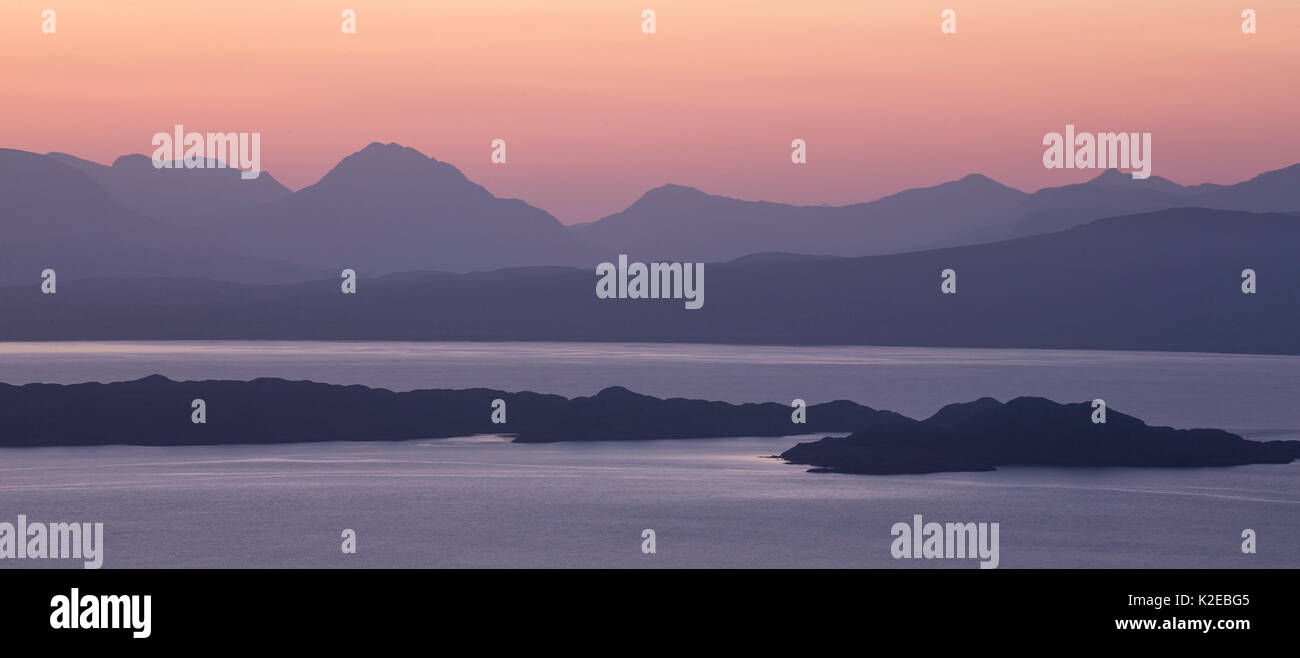 Vista dall isola di Skye attraverso il suono di Raasay a Rona e Torridon Hills, all'alba, Ebridi Interne, Scozia, aprile 2014. Foto Stock