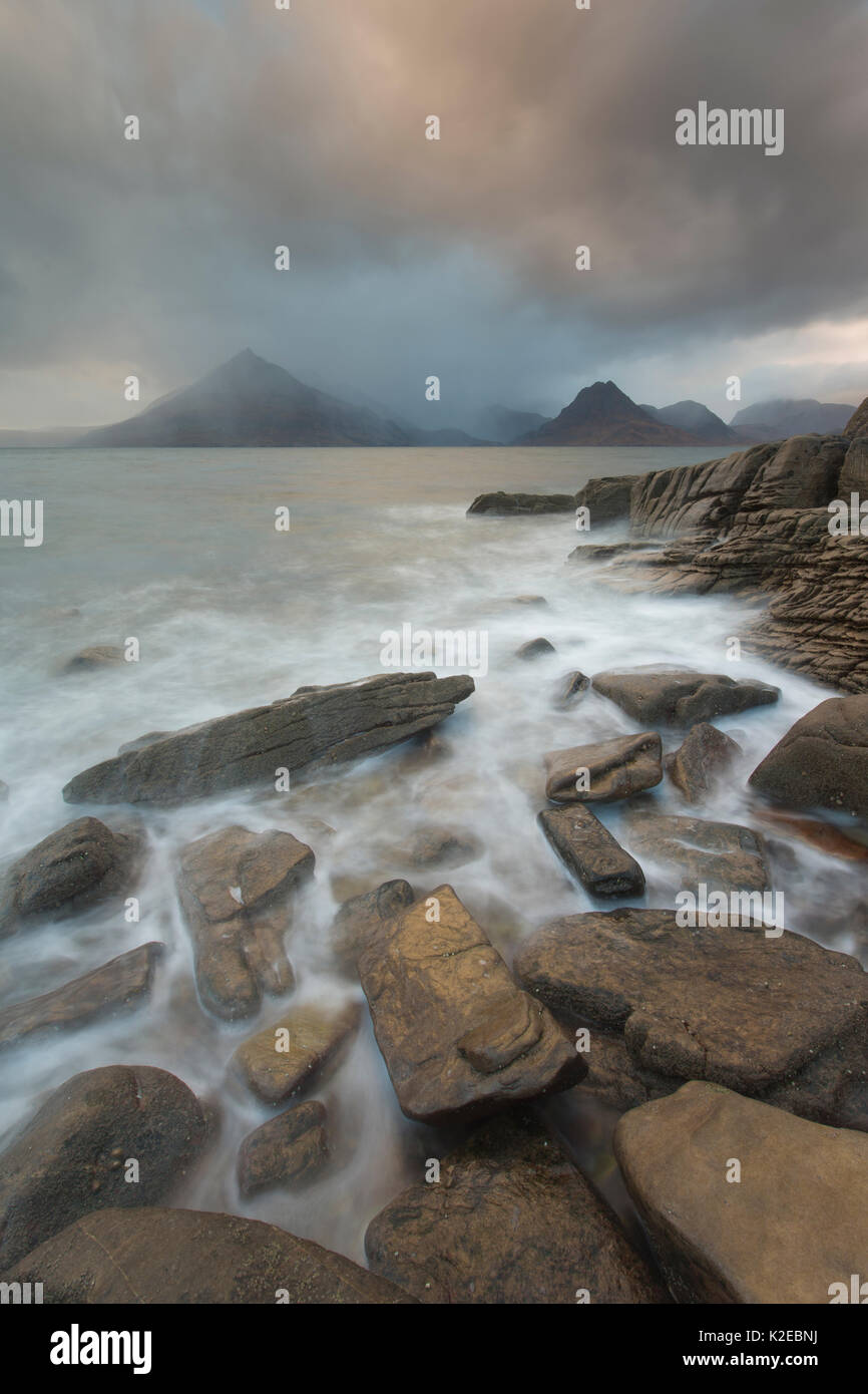 Maltempo su montagne Cuillin da Elgol beach, Isola di Skye in Scozia, Regno Unito, ottobre 2013. Foto Stock