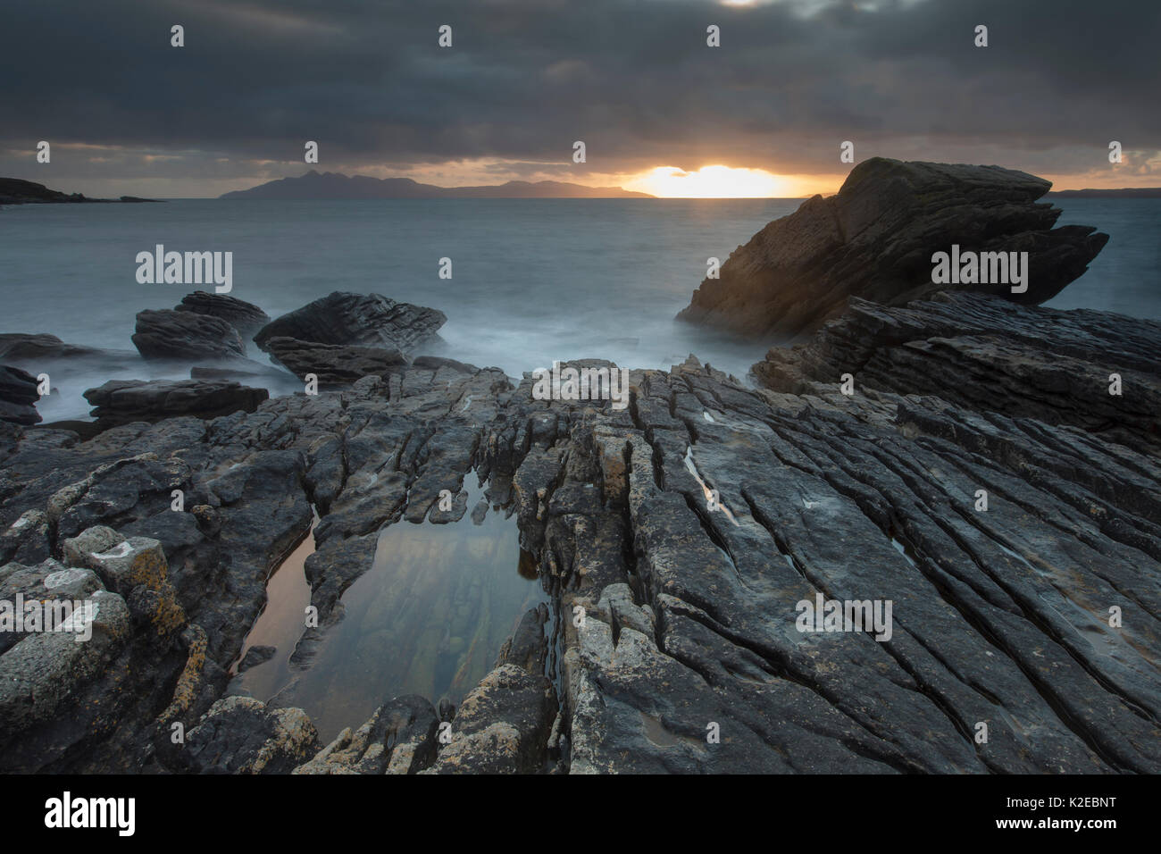 Cielo tempestoso al tramonto su Soay e Loch Scavaig dall isola di Skye in Scozia, Regno Unito, ottobre 2013. Foto Stock