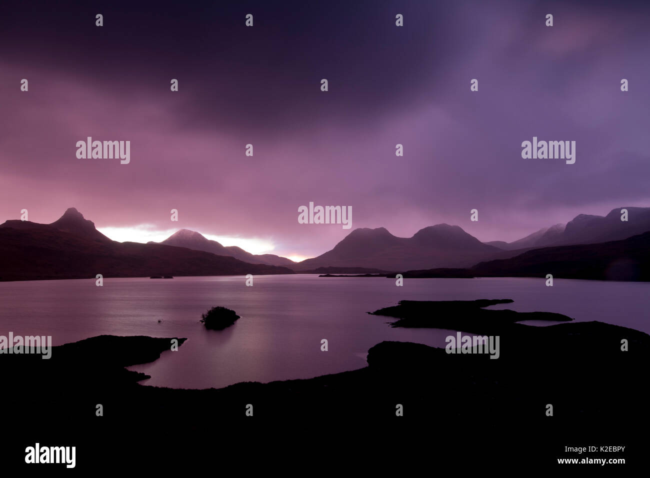 Alba sul Loch male un Ghaill, Assynt, altopiani, Scozia, Regno Unito, novembre 2013. Foto Stock