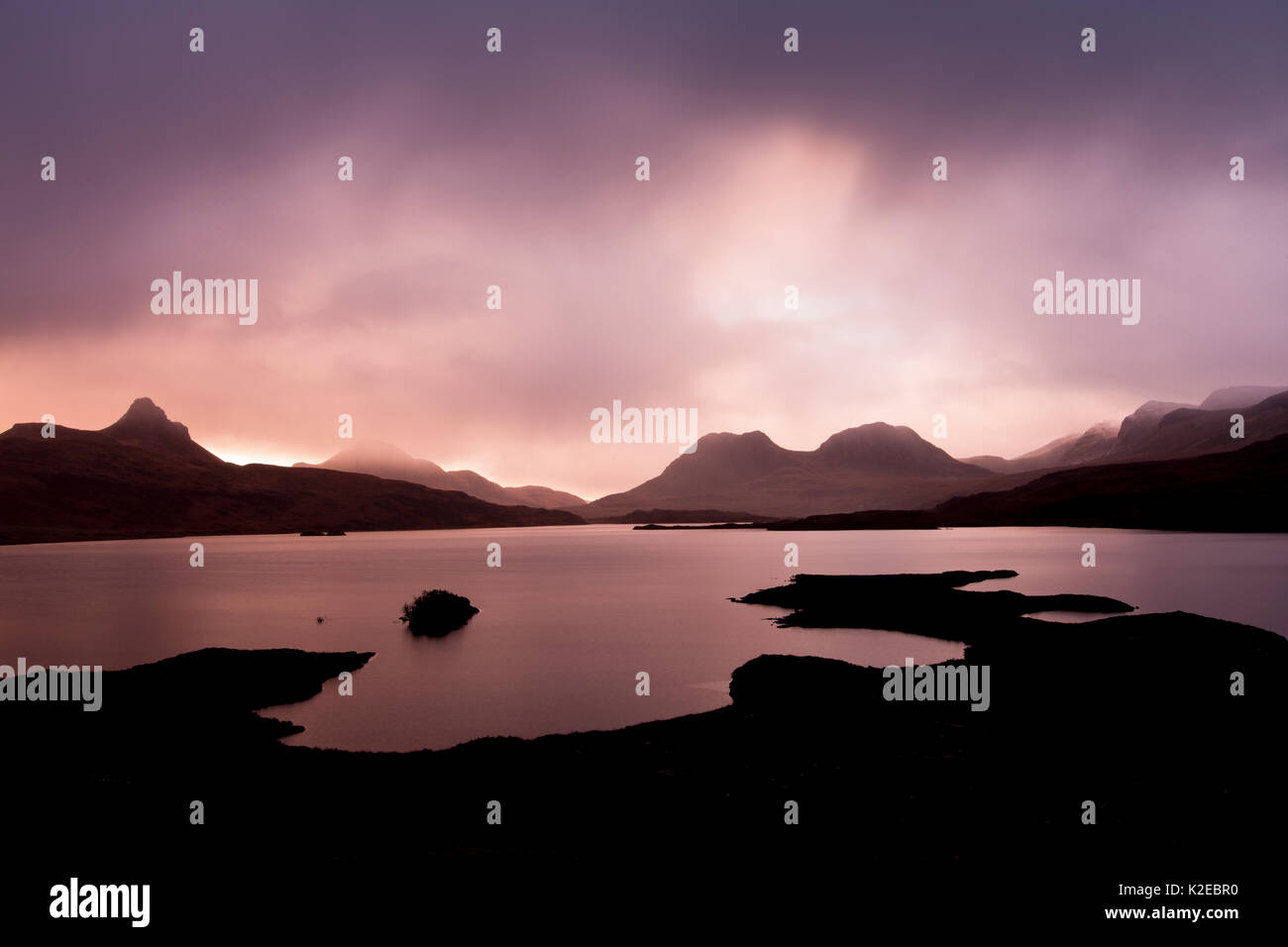 Alba sul Loch male un Ghaill, Assynt, altopiani, Scozia, Regno Unito, novembre 2013. Foto Stock