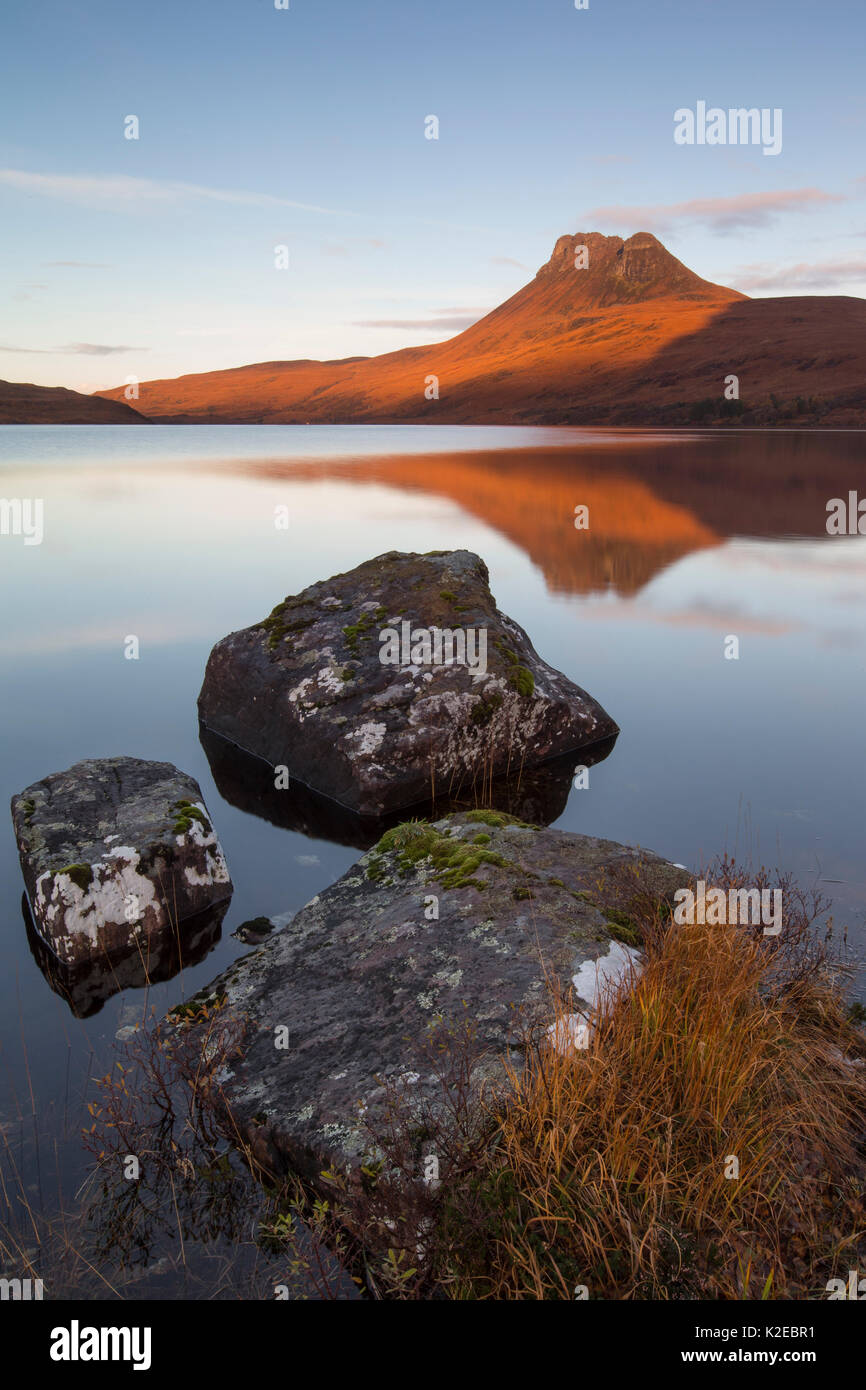 Alba sul Loch Lurgainn verso Stac Pollaidh, Assynt, altopiani, Scozia, Regno Unito, novembre 2013. Foto Stock