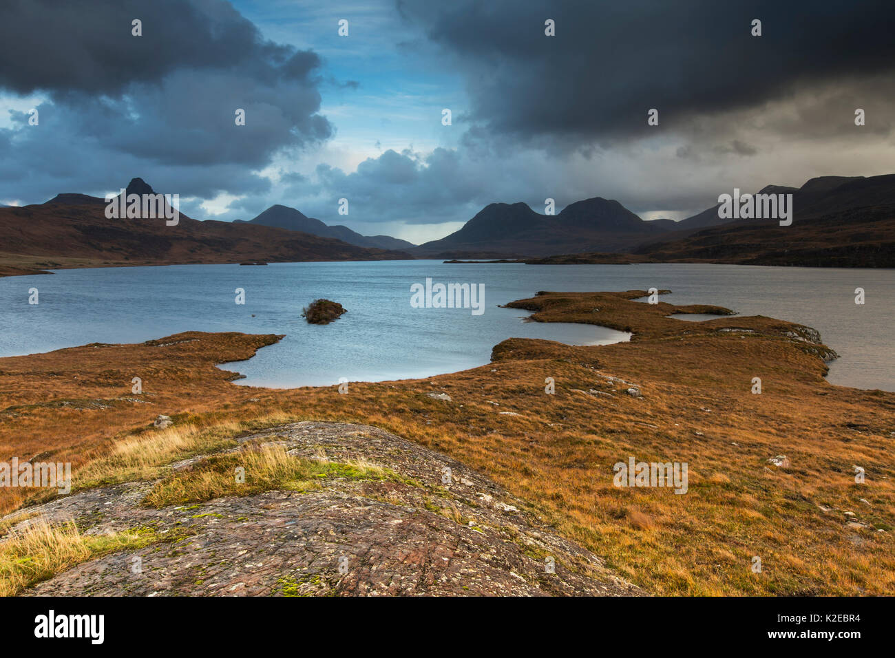 Luce di tempesta sul Loch male un Ghaill, Assynt, altopiani, Scozia, Regno Unito, novembre 2013. Foto Stock