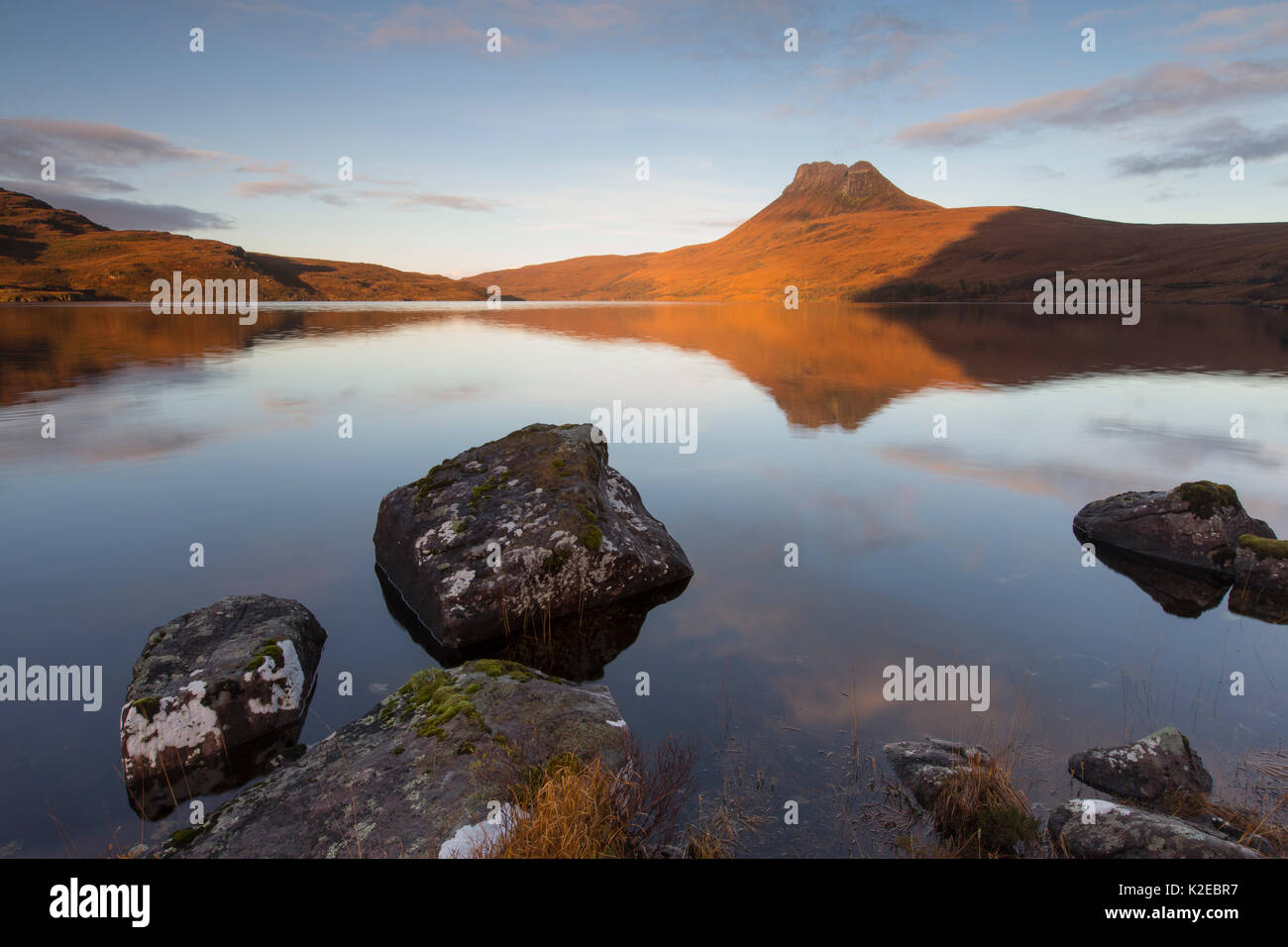 Alba sul Loch Lurgainn verso Stac Pollaidh, Assynt, altopiani, Scozia, Regno Unito, novembre 2013. Foto Stock