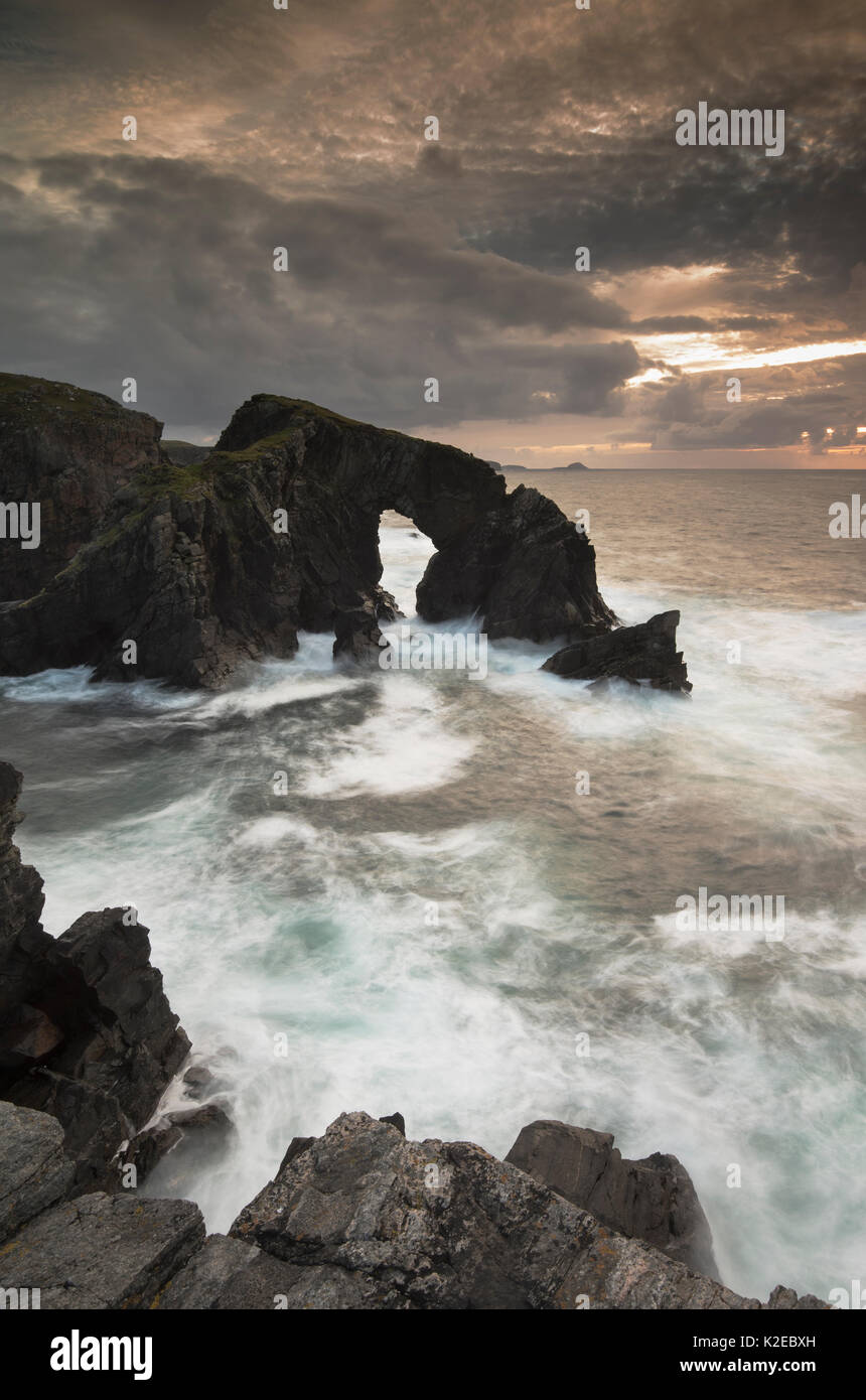 Arco di roccia al tramonto, isola di Lewis, Ebridi Esterne, Scozia, settembre 2014. Foto Stock