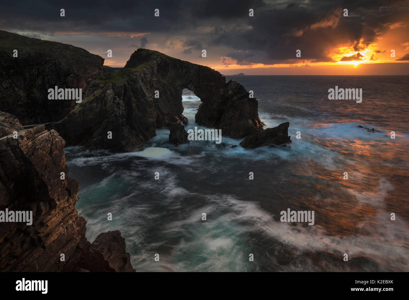 Arco di roccia al tramonto, isola di Lewis, Ebridi Esterne, Scozia, settembre 2014. Foto Stock