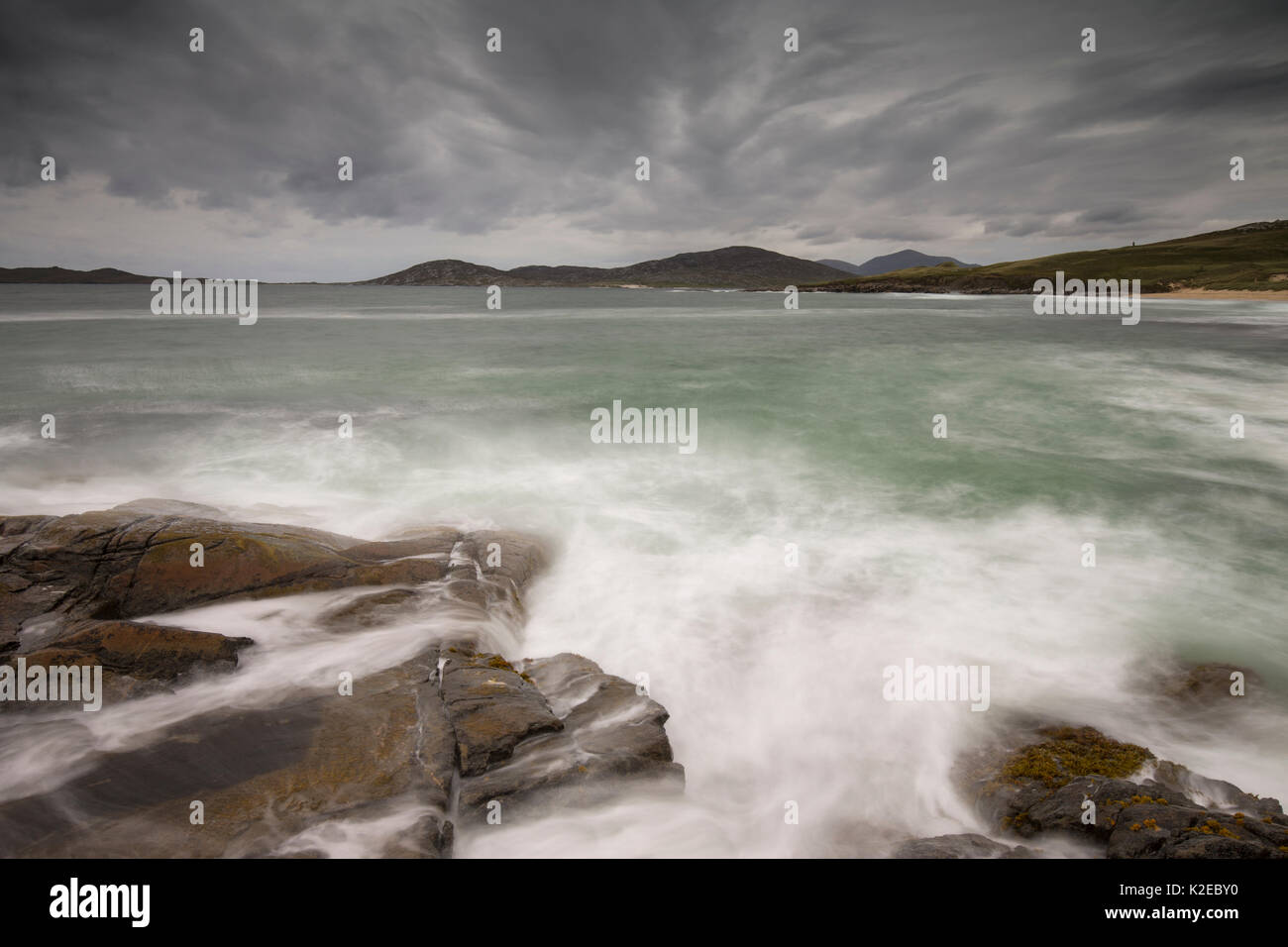 Il mare in tempesta attraverso il suono di Taransay, West Harris, Ebridi Esterne, Scozia, settembre 2014. Foto Stock
