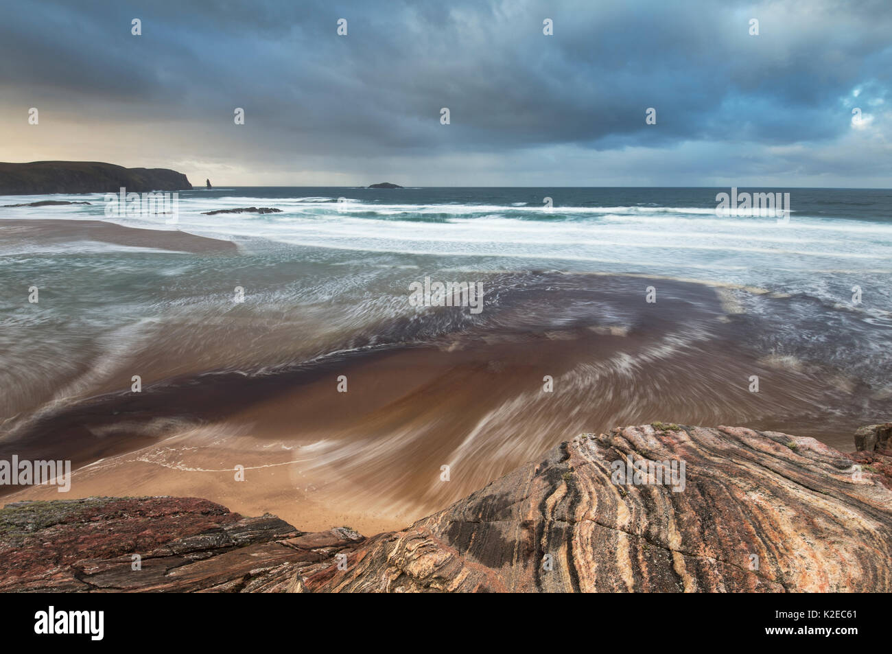 Sandwood Bay in luce tempestoso, Sutherland, Scozia, Regno Unito, dicembre 2014. Foto Stock