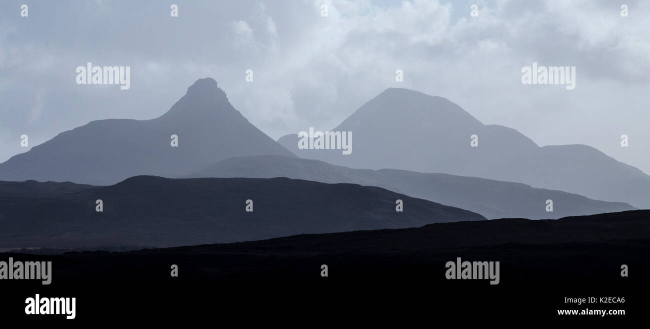 Sagome di colline comprese Stac Pollaidh e Cul Beag, Assynt, Sutherland, Scozia, Febbraio 2015 Foto Stock