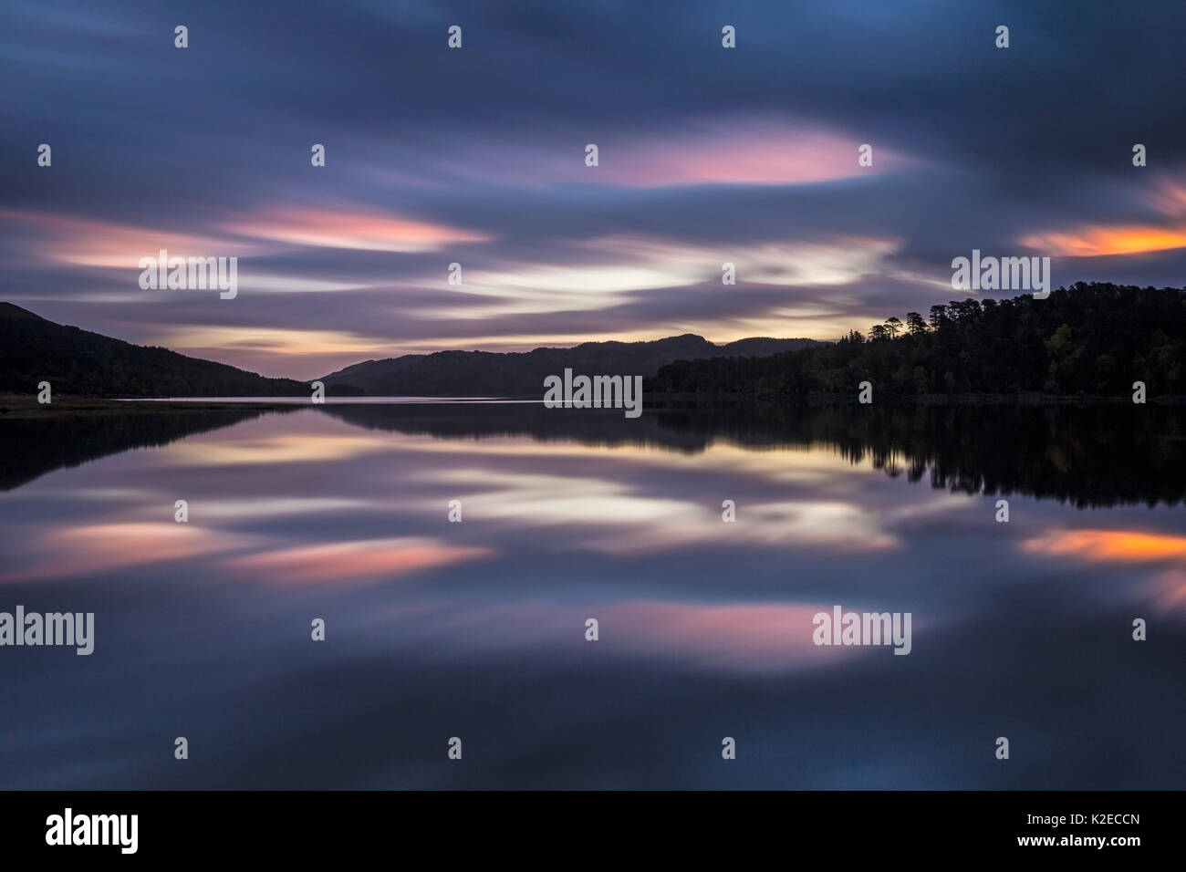Riflessioni in Loch Beinn un Mheadhoin all'alba, Glen Affric, Highlands, Scozia, ottobre 2015. Foto Stock