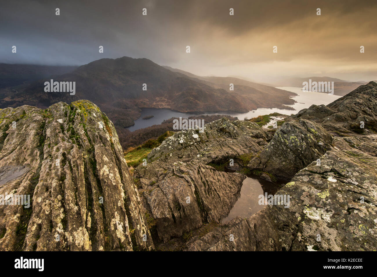 Vista da ben un'an guardando sopra Loch Katrine, Loch Lommond & Trossachs National Park, Scotland, Regno Unito, novembre 2015. Foto Stock