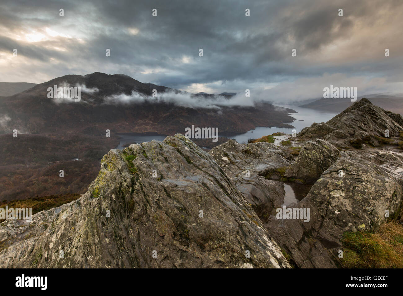 Vista da ben un'an guardando sopra Loch Katrine, Loch Lommond & Trossachs National Park, Scotland, Regno Unito, novembre 2015. Foto Stock