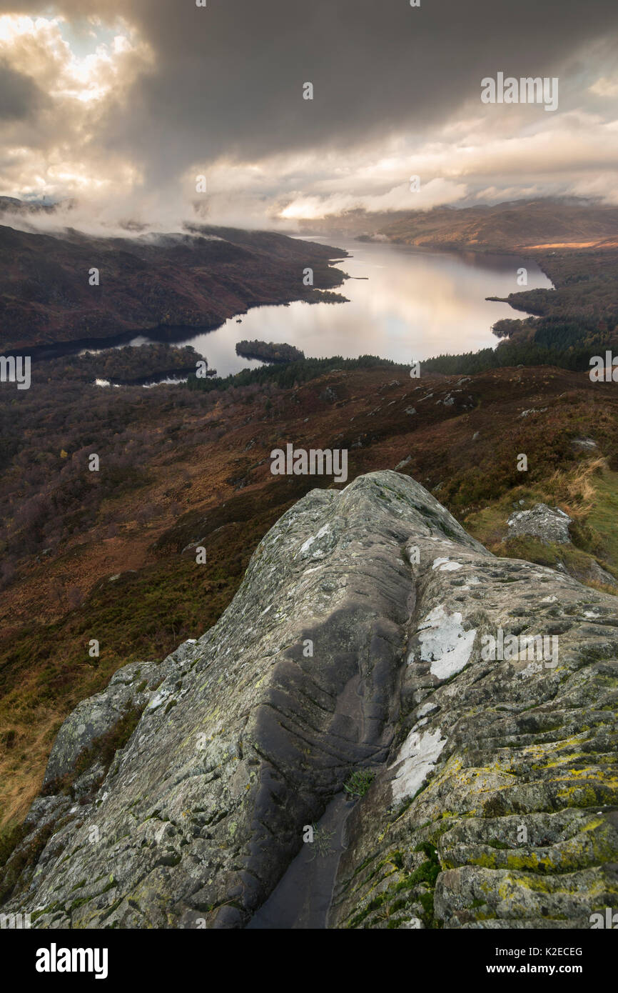 Vista da ben un'an guardando sopra Loch Katrine, Loch Lommond & Trossachs National Park, Scotland, Regno Unito, novembre 2015. Foto Stock