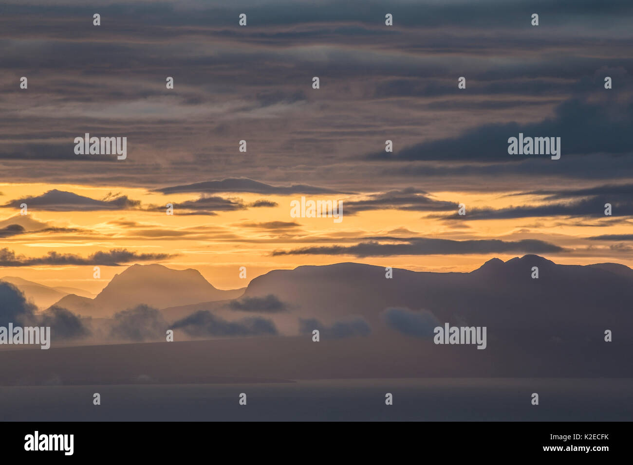 Sunrise guardando ad est verso Torridon montagne da Skye, Ebridi Interne, Scozia, aprile 2016. Foto Stock