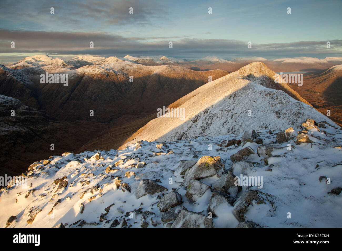 Buachaillie Etive Beag guardando verso il Ben Nevis nella luce della sera, Glen Coe, Lochaber, Scotland, Regno Unito, novembre 2015. Foto Stock