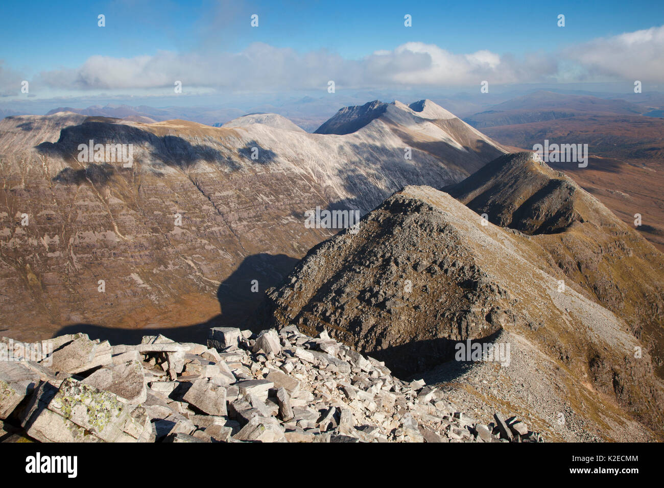 Beinn Eighe montagna cresta da Liathach, Torridon Hills, Wester Ross, Scozia, Regno Unito, ottobre 2015. Foto Stock