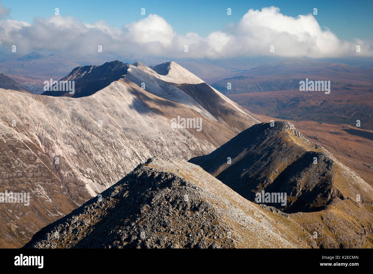 Beinn Eighe montagna cresta da Liathach, Torridon Hills, Wester Ross, Scozia, Regno Unito, ottobre 2015. Foto Stock