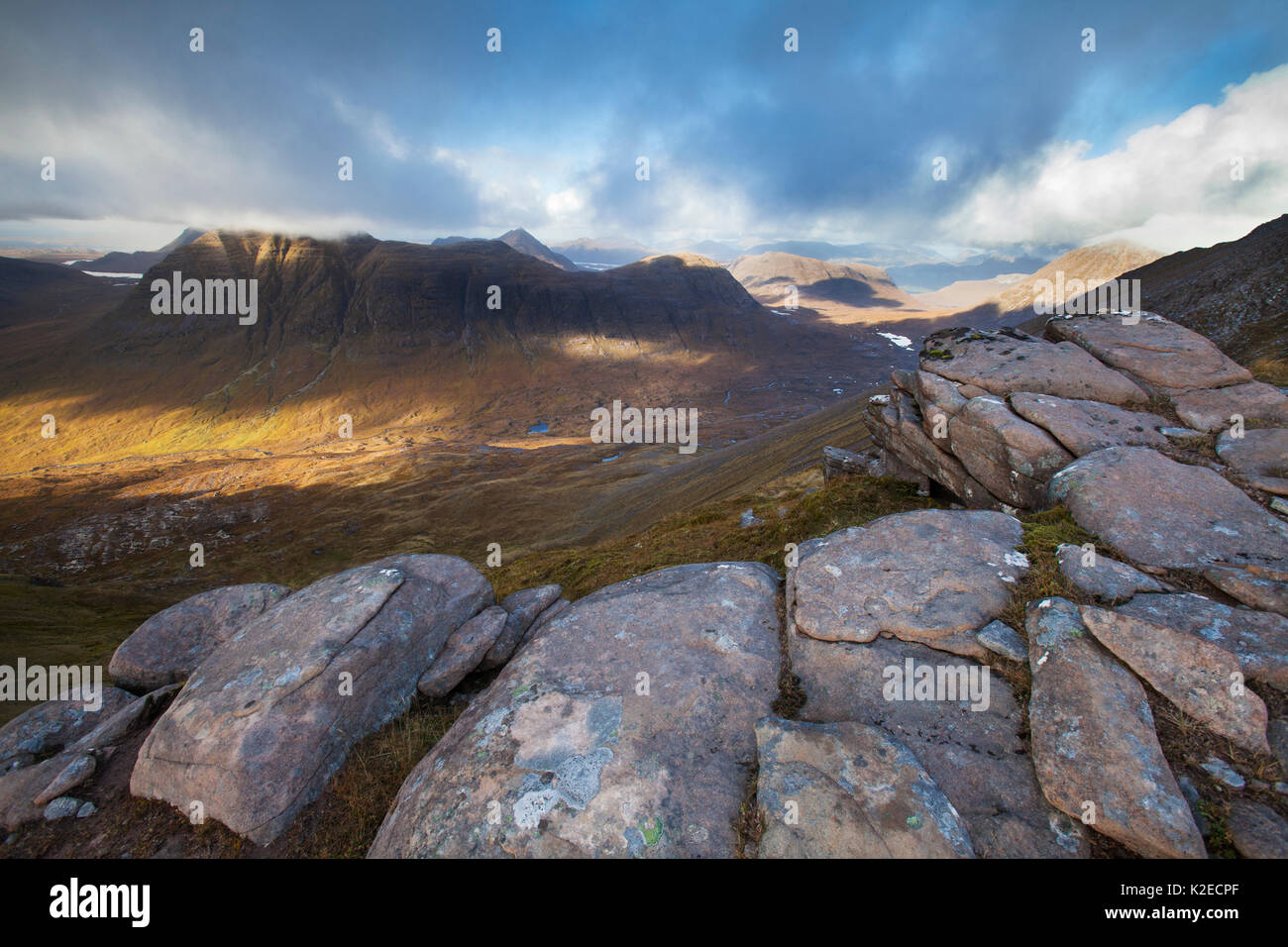 Beinn Dearg visto dal fianco nord del Liathach, Torridon, Wester Ross, Scozia, Regno Unito, ottobre 2015. Foto Stock