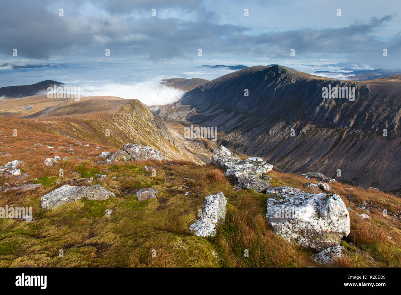 Lairig Ghru e Creag un Leth-choin / Lurcher la rupe, Cairngorms National Park, Scozia, settembre 2013. Foto Stock