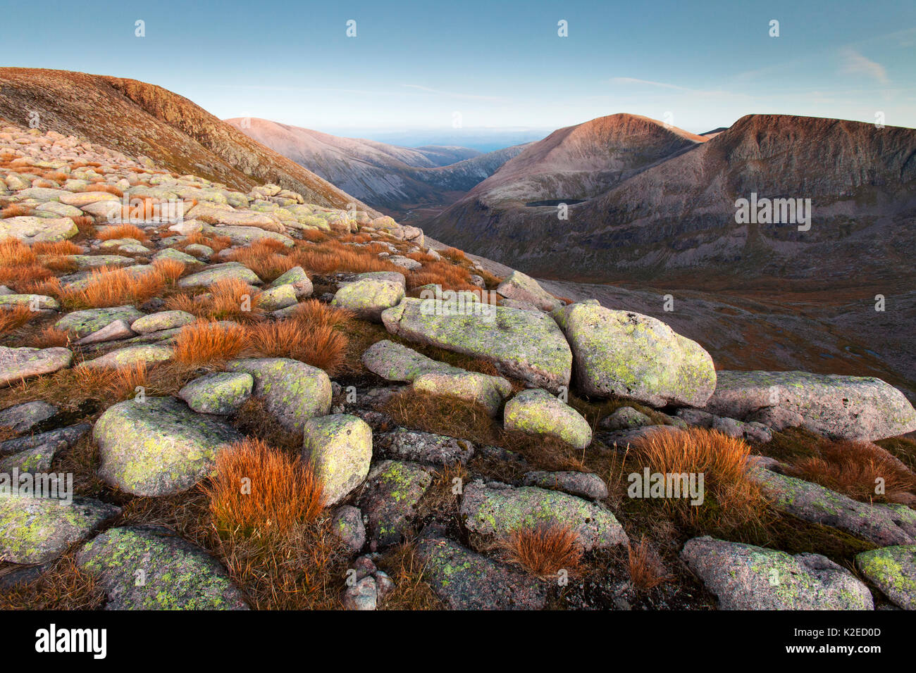 L'Angel's Peak, Cairn Toul e Sgor un Lochan Uaine da Braeriach, Cairngorms National Park, Scozia, settembre 2013. Foto Stock